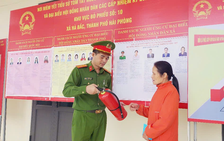 Công an xã Hà Bắc tổ chức tập huấn về công tác bảo đảm an ninh, trật tự cho 300 thành viên của 21 điểm bầu cử